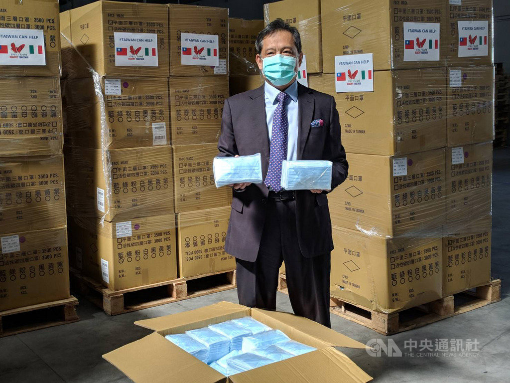 台灣捐贈義大利口罩,駐義大利代表李新穎開箱,強調台義關係友好,患難見真情。(駐義代表處提供)中央社記者黃雅詩羅馬傳真 109年4月15日