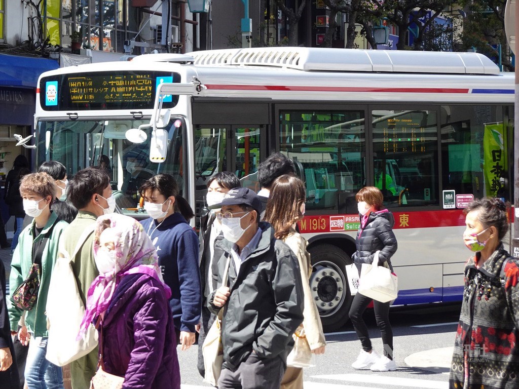為力阻武漢肺炎疫情擴大,日本政府7日對東京、大阪等7都府縣發布緊急事態宣言,盼人員接觸能減少達7、8成。圖為街景。中央社記者楊明珠東京攝 109年4月14日