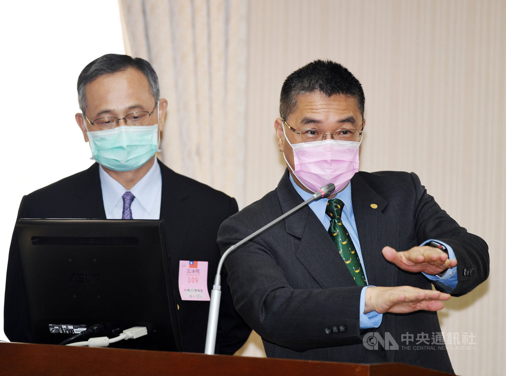 立法院內政委員會15日審查槍砲彈藥刀械管制條例部分條文修正草案,內政部長徐國勇(右)表示,為防止改造槍枝氾濫,將修法管制材質、形式類似真槍的「操作槍」;但政府不會打擊正當的玩具槍業者經濟活動,警政署長陳家欽(左)也同台備詢。中央社記者施宗暉攝 109年4月15日