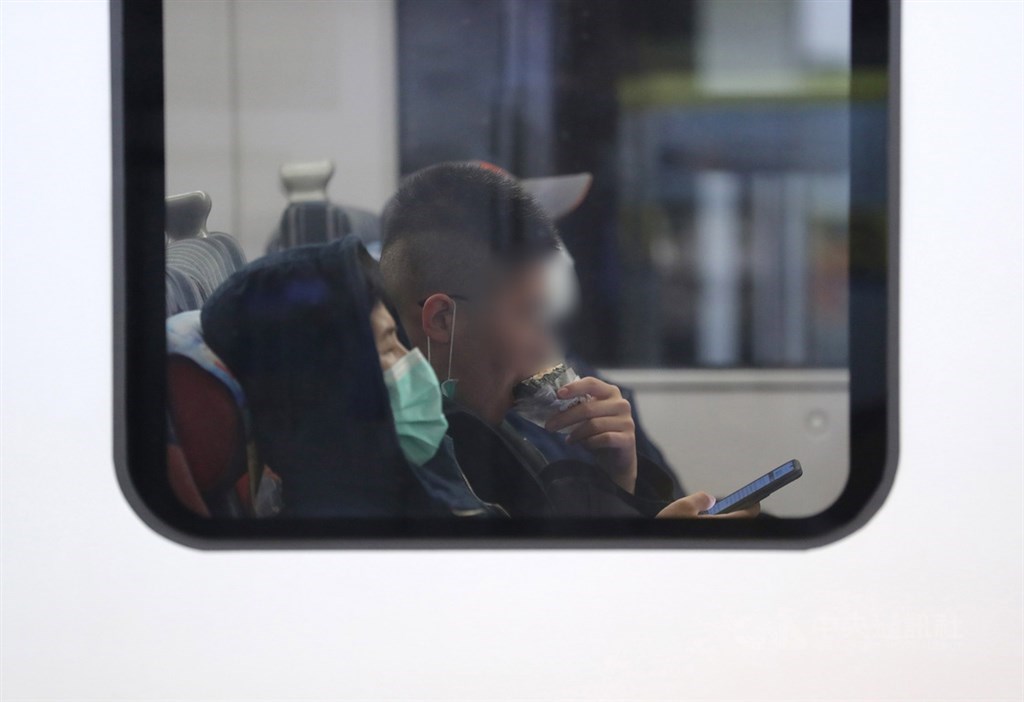 民眾搭乘大眾運輸工具除需戴口罩外,也禁止在車上用餐,台鐵與高鐵列車4月5日起已全面停售便當、飲料與食品,民眾若自備餐食,也建議留待下車後食用。(中央社檔案照片)