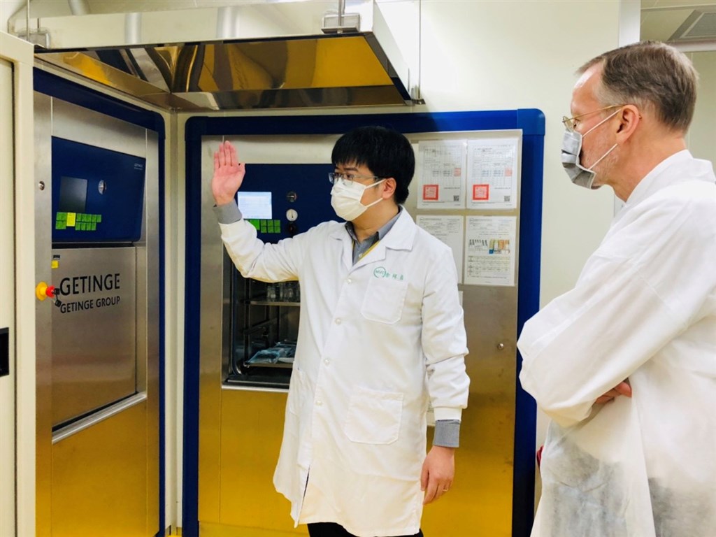 美國在台協會15日在臉書分享處長酈英傑(右)拜訪新竹高端疫苗生物製劑公司與國家衛生研究院的照片,並表示美方很驕傲可與台灣防疫合作。(圖取自facebook.com/AIT.Social.Media)