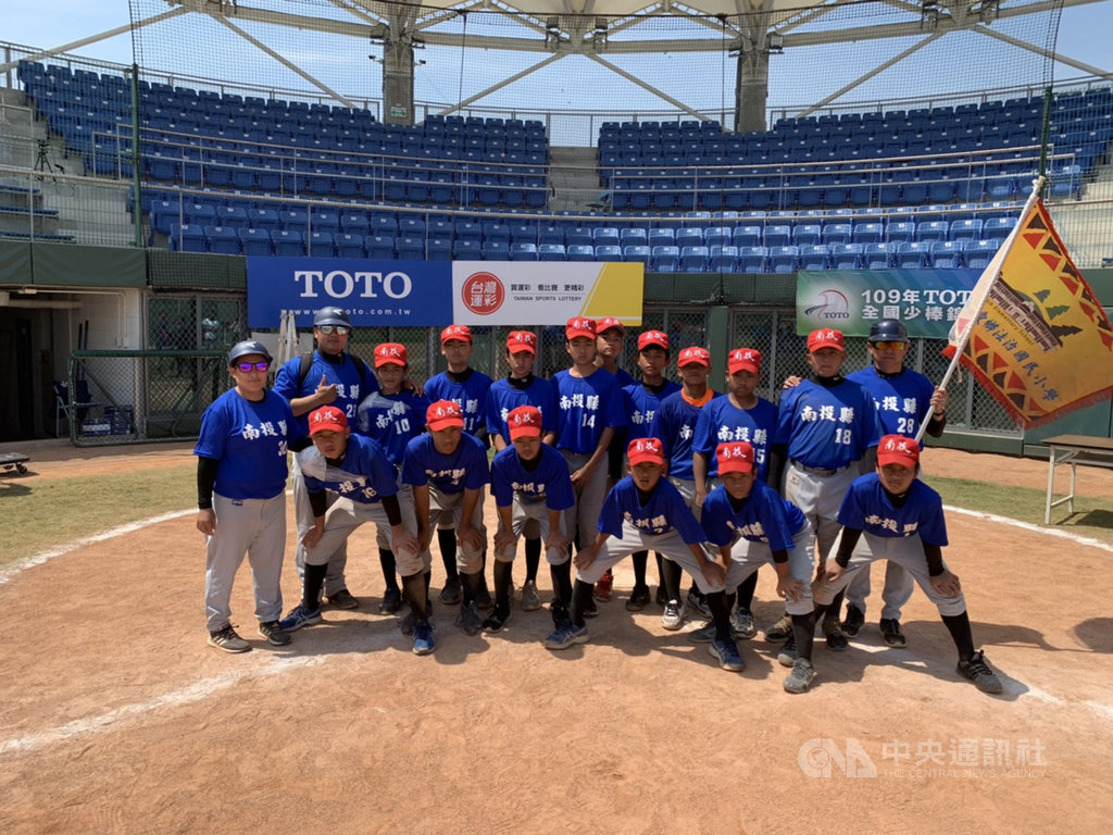 TOTO盃少棒賽16日決賽由南投縣出戰高雄市,終場南投縣提前在第5局以23比3扣倒高雄市,奪下隊史第一座冠軍。(棒協提供)中央社記者楊啟芳傳真 109年4月16日