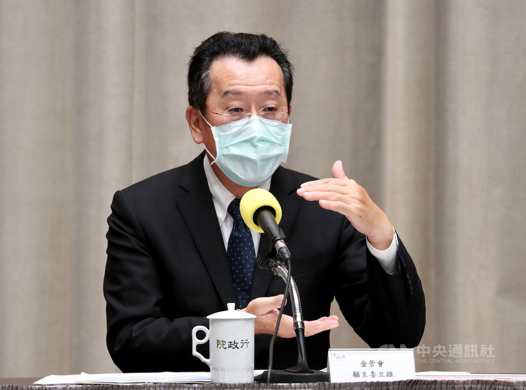 行政院16日下午召開「紓困振興方案—個人紓困措施」記者會,金管會主委顧立雄會中表示,為助紓困,免開發票的小規模營業人,若申請貸款新台幣50萬元以下,將改採簡易式評分表,核貸只需3天。中央社記者張皓安攝 109年4月16日