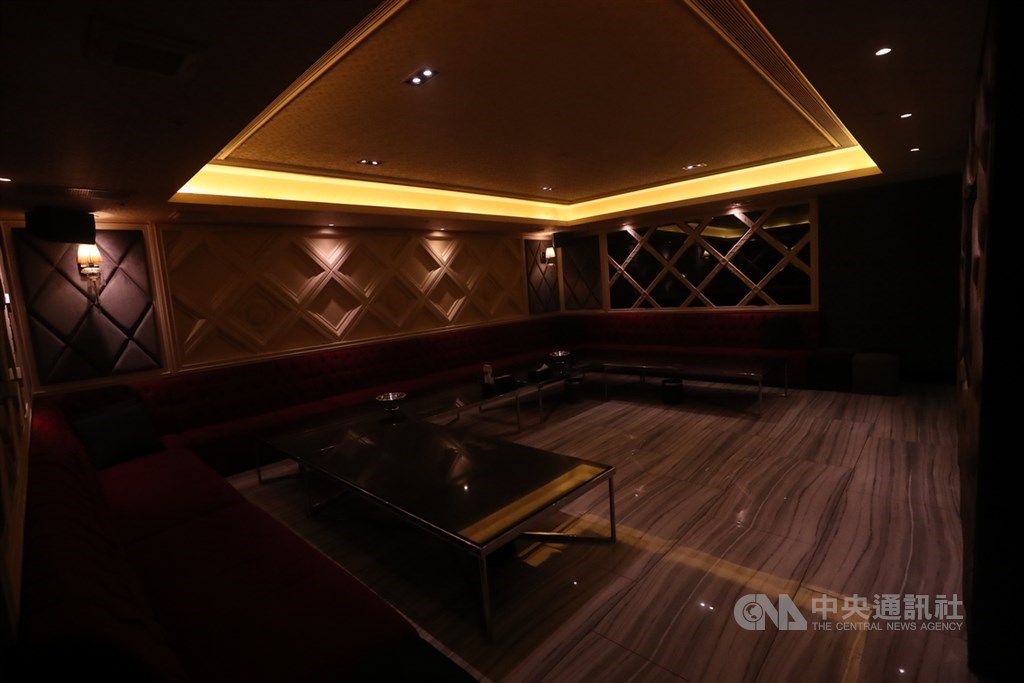 全台酒店和舞廳,自9日起停止營業,有關酒店公關、舞廳小姐如何申請紓困,行政院政務委員龔明鑫表示,可向衛福部申請急難救助金。圖為台北市一家停業酒店的包廂空空蕩蕩,不復往日熱鬧景象。(中央社檔案照片)