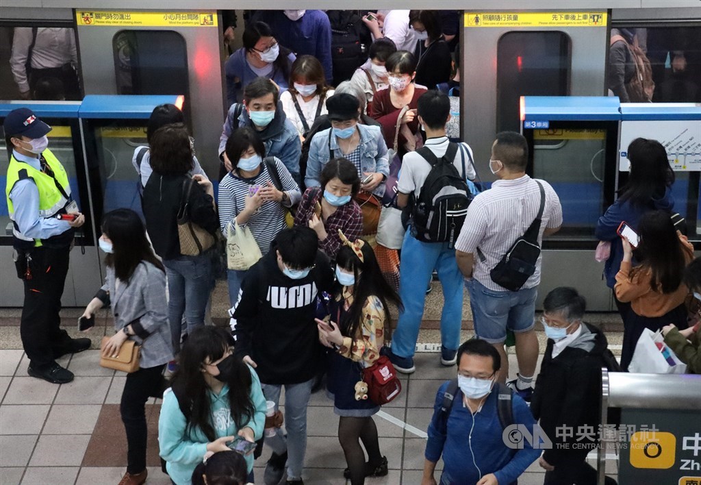 俗稱武漢肺炎的2019冠狀病毒疾病(COVID-19)疫情持續延燒,中央流行疫情指揮中心日前宣布民眾搭乘大眾運輸工具應戴口罩,勸導不聽最重可罰新台幣1萬5000元。圖為民眾搭乘捷運。中央社記者張新偉攝109年4月17日