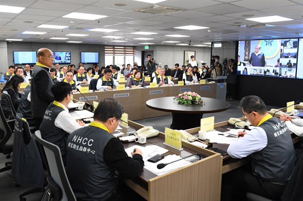 台灣成立中央流行疫情指揮中心,出現疫情時可立即啟動,協調因應對策。圖為行政院長蘇貞昌3月2日視察中央流行疫情指揮中心。(行政院提供)