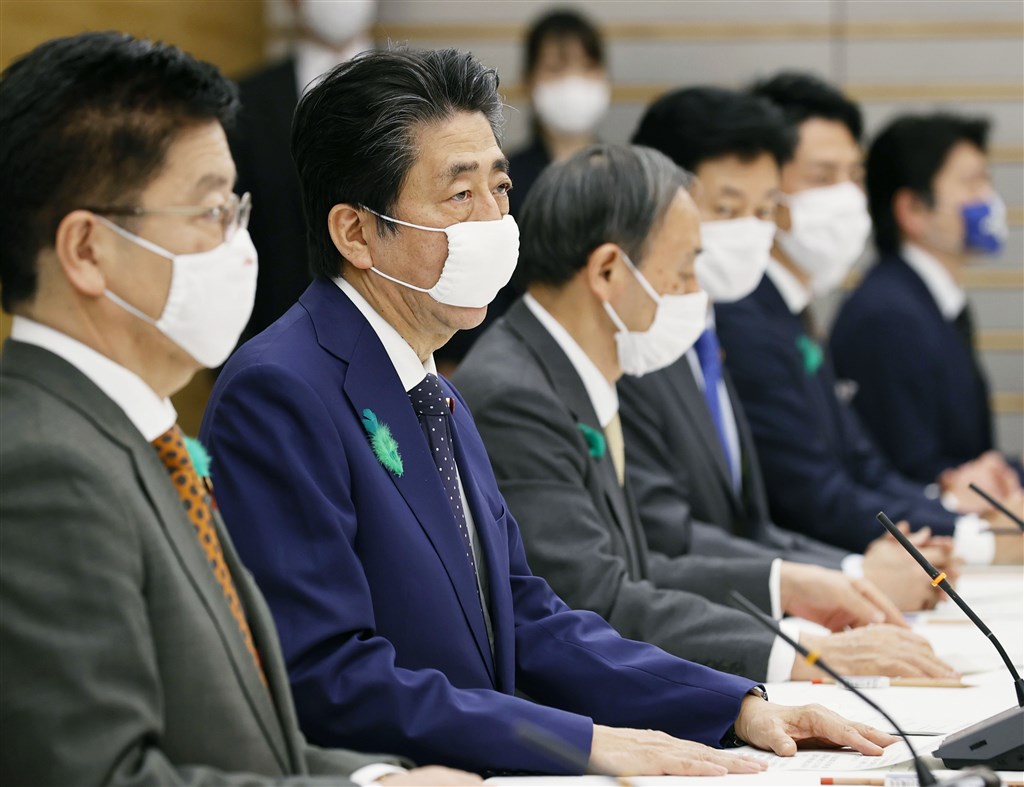 日本首相安倍晉三(左2)16日晚公布第2波擴及全境47都道府縣的「緊急事態宣言」。(共同社提供)
