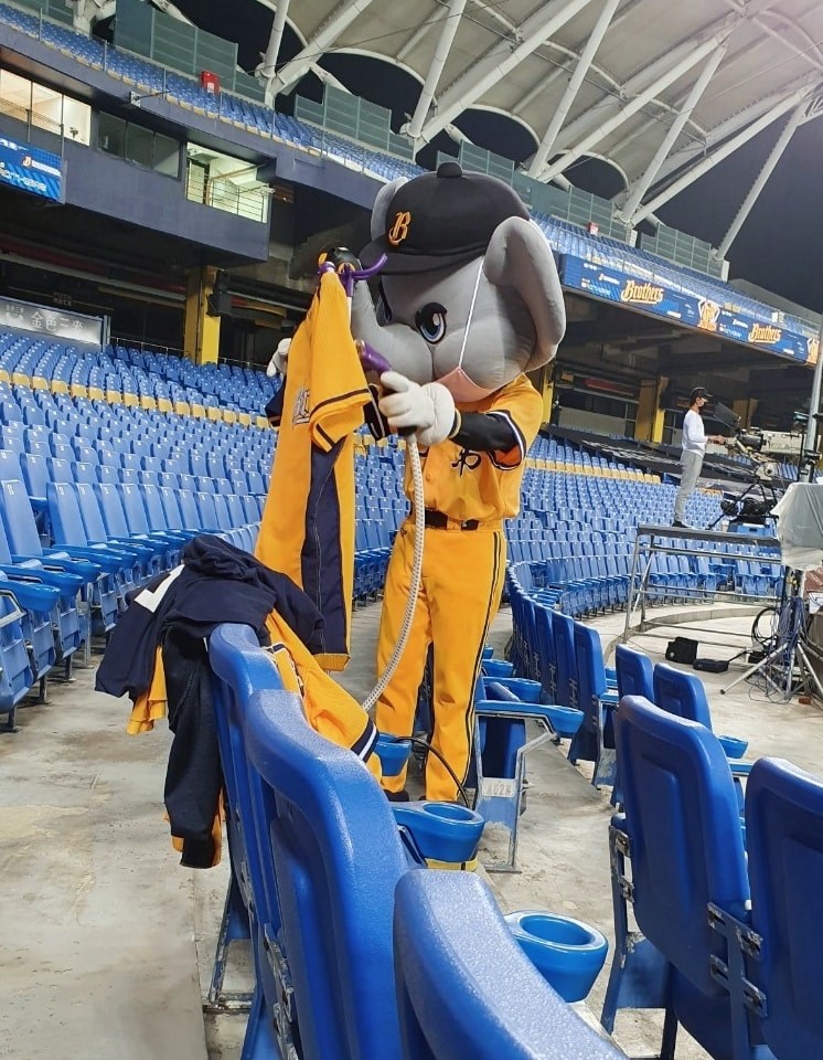中華職棒中信兄弟隊吉祥物小翔日前在本壘後方燙衣服引起ESPN記者注意,可愛舉動紅遍全球。(圖取自facebook.com/BrothersElephantXiangAlbee)