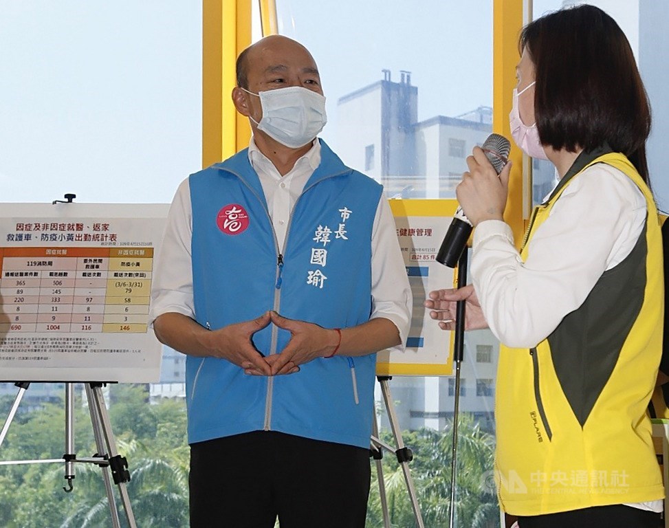 高雄市長韓國瑜(左)17日上午到衛生局慰勞疫調支援中心人員,短暫露面後全天無公開行程。午後中選會開會審查罷韓案,宣布依法通過,並訂於6月6日投票。中央社記者董俊志攝 109年4月17日