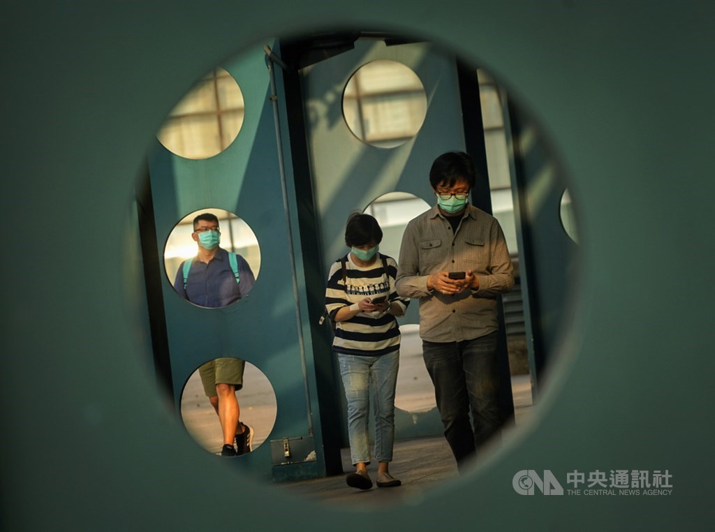 中央流行疫情指揮中心17日宣布,台灣沒有武漢肺炎確診新增個案,這是本週第3度傳來新增確診數歸零的好消息。中央社記者裴禛攝 109年4月17日