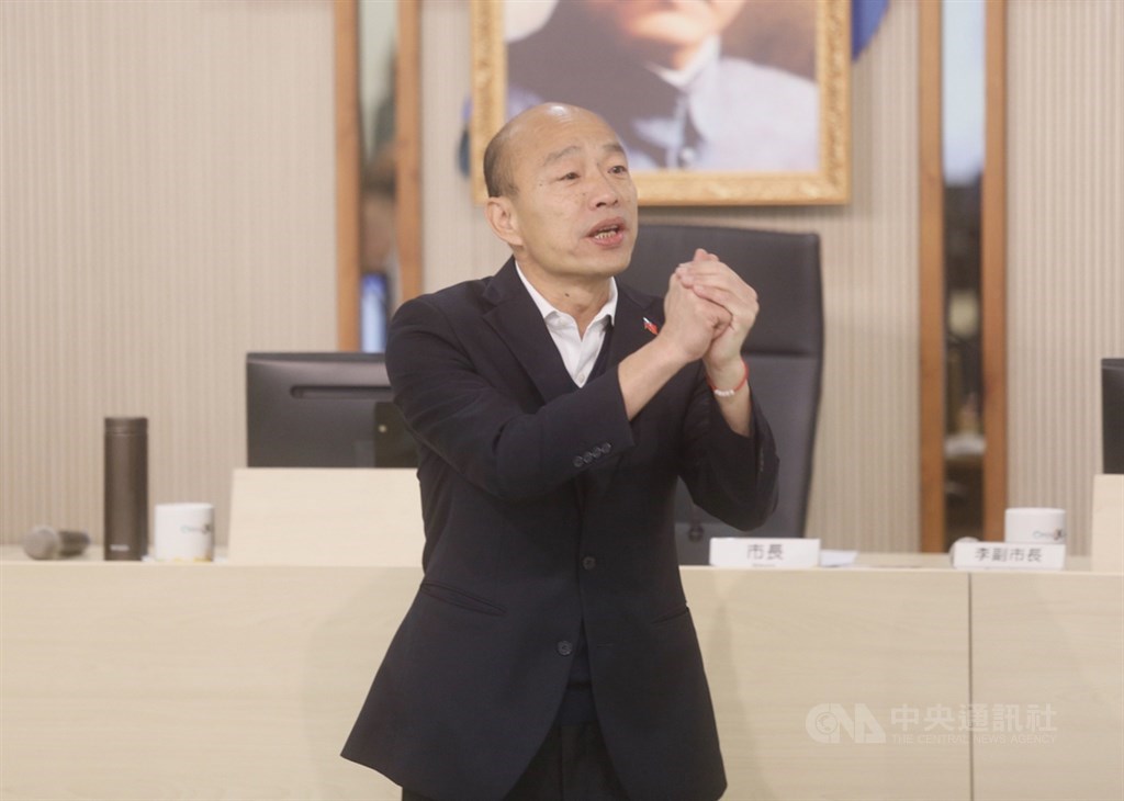 高雄市長韓國瑜18日證實在一個星期前同意出任國民黨中常委,他允諾當南部人的意見橋梁。(中央社檔案照片)