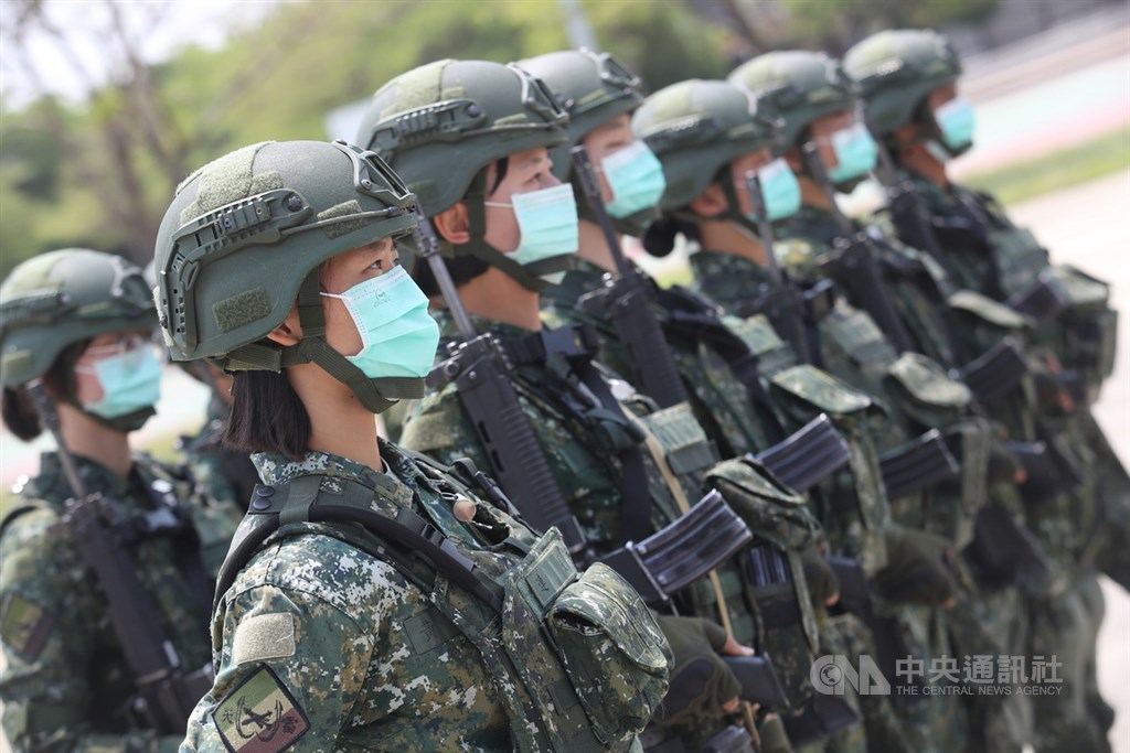 國防部18日說,為確保國軍戰力完整,即日起國軍及國防部內所有人員將全天配戴口罩。圖為全女性官兵組成的M110A2自走砲班9日演練畫面。(中央社檔案照片)