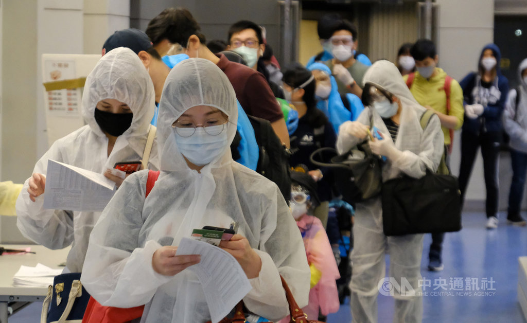 60名滯留阿拉伯聯合大公國的台灣民眾在外交部協助下18日搭機順利返台,不少人穿著隔離衣、戴著口罩與護目鏡下機,眾人都非常高興能回到台灣。中央社記者邱俊欽桃園機場攝 109年4月18日
