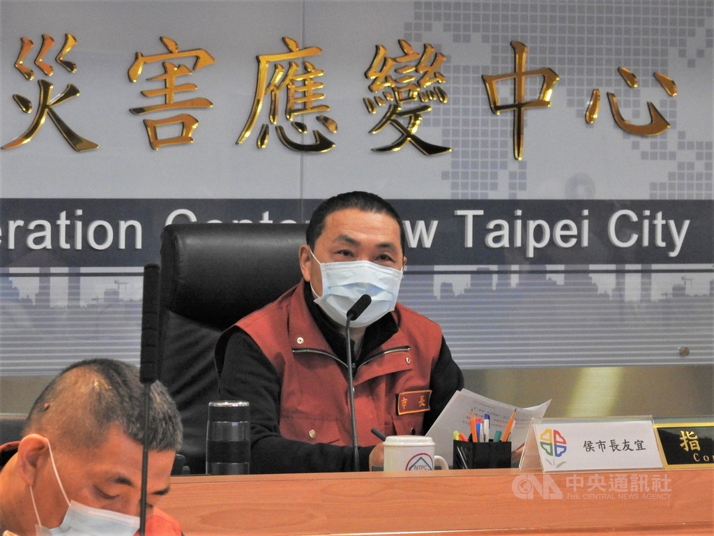因應武漢肺炎,新北市政府擴大管制超前部署兵棋推演, 將於20上午在市府6樓大禮堂舉辦,由市長侯友宜(後)、中央流行疫情指揮中心專家諮詢小組召集人張上淳等人主持。(中央社檔案照片)