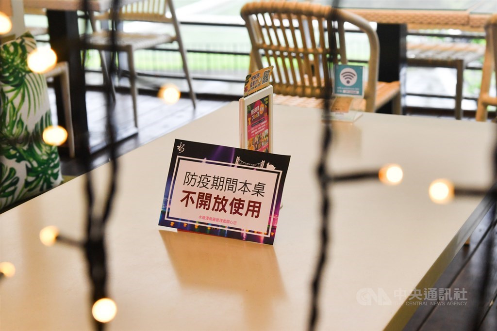 因應武漢肺炎疫情,新店碧潭旁景觀餐廳業者特別拉開餐桌間隔並設立告示牌,要求顧客保持社交距離。中央社記者林俊耀攝 109年4月12日
