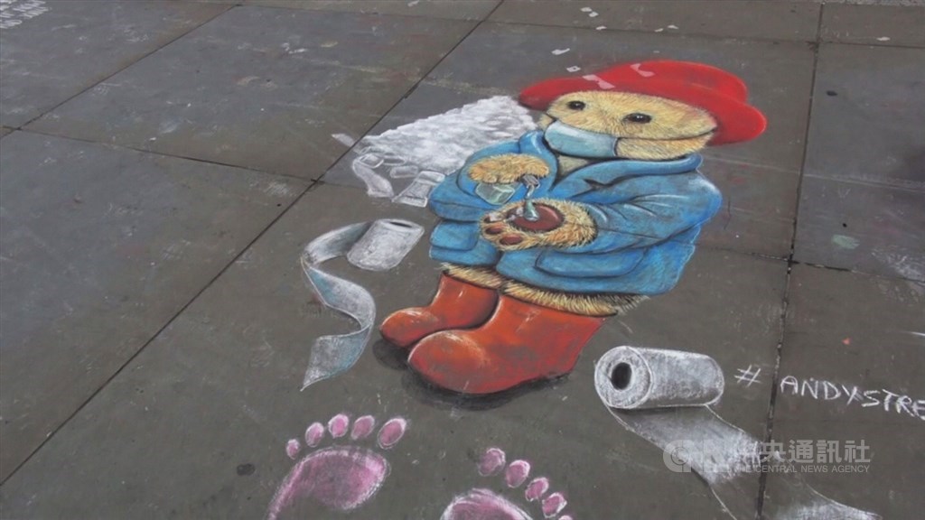 受疫情影響，倫敦特拉法加廣場地上的塗鴉呼應時事，戴口罩的帕丁頓熊也在洗熊掌。中央社記者戴雅真倫敦攝　109年3月19日