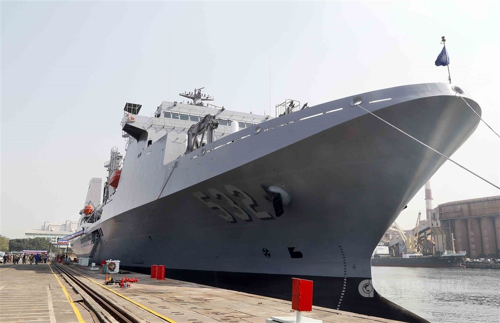 敦睦艦隊已24人感染武漢肺炎,各縣市政府陸續公布確診個案的足跡,大賣場、餐廳、百貨公司、夜市、飲料店等30多個地點,分布至少10縣市。圖為敦睦艦隊磐石軍艦。(中央社檔案照片)