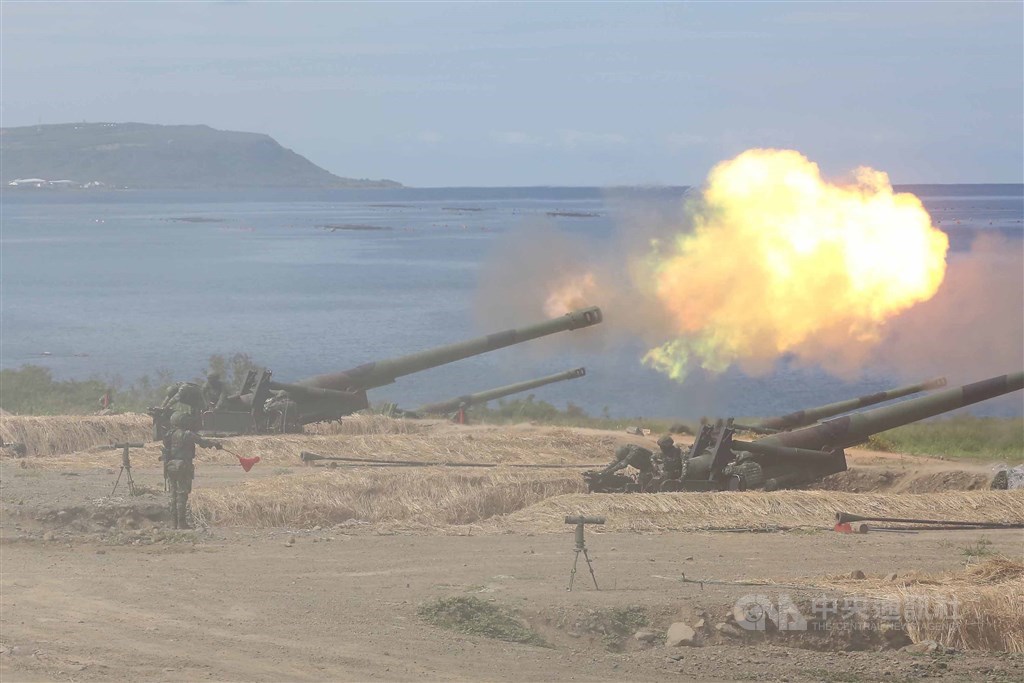 國防部副部長張哲平上將19日宣布,漢光兵棋推演將延至9月,實兵演習在7月舉行,但仍視武漢肺炎疫情狀況調整。圖為2019年漢光「聯合灘岸殲敵作戰」演習。(中央社檔案照片)