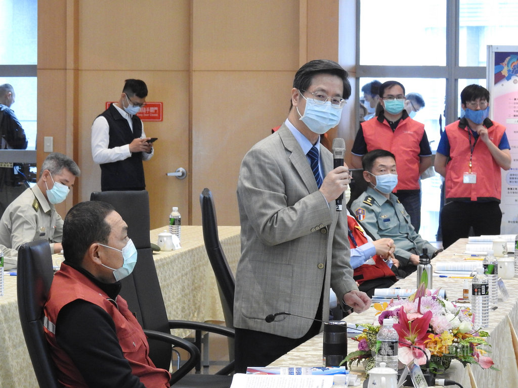新北市政府因應2019冠狀病毒疾病(COVID-19,武漢肺炎)疫情,20日上午在市府大禮堂舉辦擴大管制超前部署兵棋推演,由市長侯友宜(前左)、中央流行疫情指揮中心專家諮詢小組召集人張上淳(前左2,站立者)等人主持。中央社記者王鴻國攝 109年4月20日