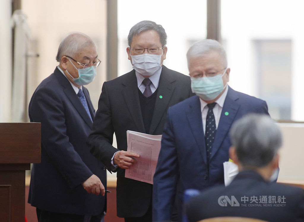 立法院財政委員會20日邀請財政部長蘇建榮(中)、行政院主計總處主計長朱澤民(左)、中央銀行副總裁嚴宗大(右)等進行「新冠肺炎疫情後,對我國國際經貿環境的影響與展望」專題報告,並備質詢。中央社記者裴禛攝 109年4月20日