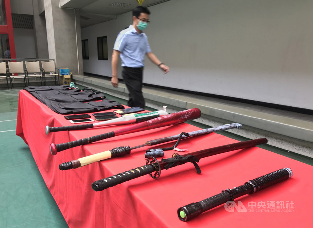 位於斗六市大學路上的斗六分局公正派出所,19日清晨發生聚眾鬥毆案,兩方人馬在派出所外持棍棒鬥毆,警方逮捕12名嫌犯,並查扣鬥毆時使用的刀械、棍棒。中央社記者蔡智明攝 109年4月20日