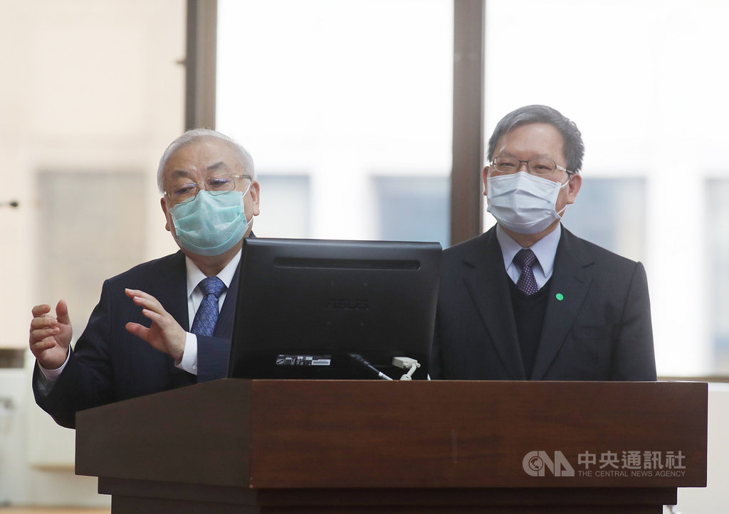 武漢肺炎疫情延燒,全球經濟大受影響,行政院主計總處主計長朱澤民(左)20日在立法院表示,台灣今年經濟成長率「保1」沒問題。右為財政部長蘇建榮。中央社記者裴禛攝 109年4月20日