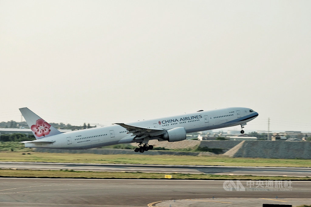 由海峽交流基金會接洽中華航空公司的第2批類包機,20、21日將前往上海接回滯留的台灣民眾,班機20日下午4時19分出發,去程時並未載運乘客,只有機組等必要人員。中央社記者吳睿騏桃園機場攝 109年4月20日