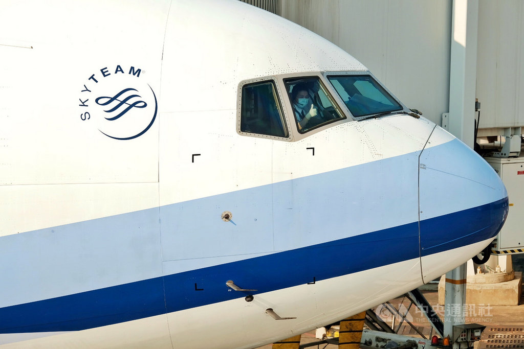 由海峽交流基金會接洽中華航空公司的第2批類包機,班機20日下午4時19分許後推起飛,機師看見記者正在拍攝,也不忘熱情的揮手致意,並比出大拇指,類包機預計晚間9時50分返抵桃園國際機場。中央社記者吳睿騏桃園機場攝 109年4月20日