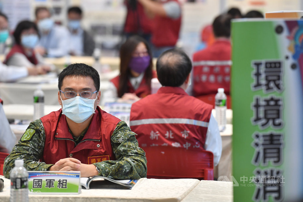 新北市政府因應2019冠狀病毒疾病(COVID-19,武漢肺炎)疫情,20日在市府大禮堂舉辦「擴大管制超前部署兵棋推演」,參與的國軍單位人員配戴口罩防疫。中央社記者林俊耀攝 109年4月20日
