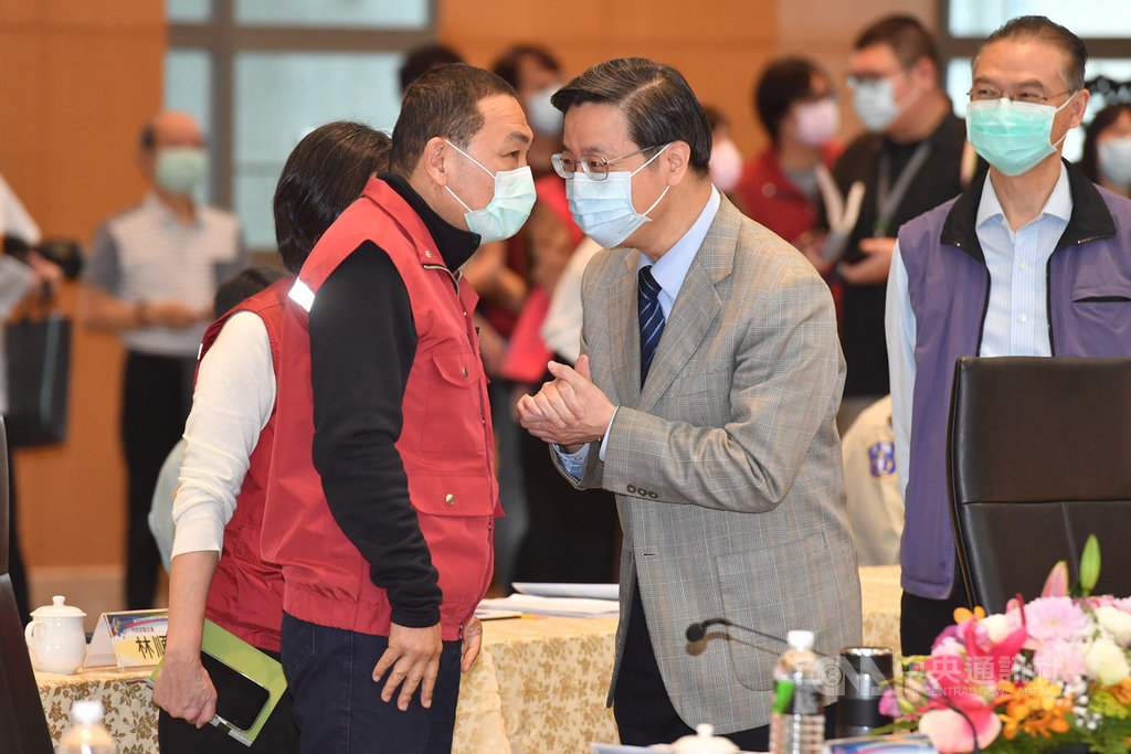 因應武漢肺炎(2019冠狀病毒疾病,COVID-19)疫情,新北市政府20日上午舉行「擴大管制超前部署兵棋推演」,市長侯友宜(前左)與中央流行疫情指揮中心專家諮詢小組召集人張上淳(前右2)於推演前交換意見。中央社記者林俊耀攝 109年4月20日