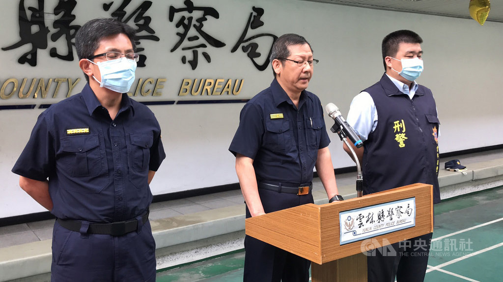 雲林縣警察局20日舉行記者會,副局長鄒貴智(中)表示,雲林縣斗六市聚眾鬥毆案,由於處置不當影響警方形象,雲林縣警察局長顏旺盛自請處分,斗六分局長符基強(左)記過2次。中央社記者蔡智明攝 109年4月20日