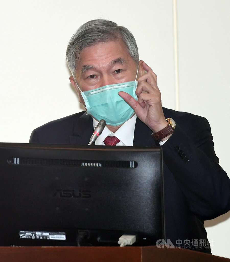 經濟部長沈榮津(圖)20日在立法院備詢,就薪資紓困的彈性一事表示,還在跟各產業公會交換意見,但目前有較具體方向的工具機產業,可望適用首波放寬。中央社記者施宗暉攝 109年4月20日