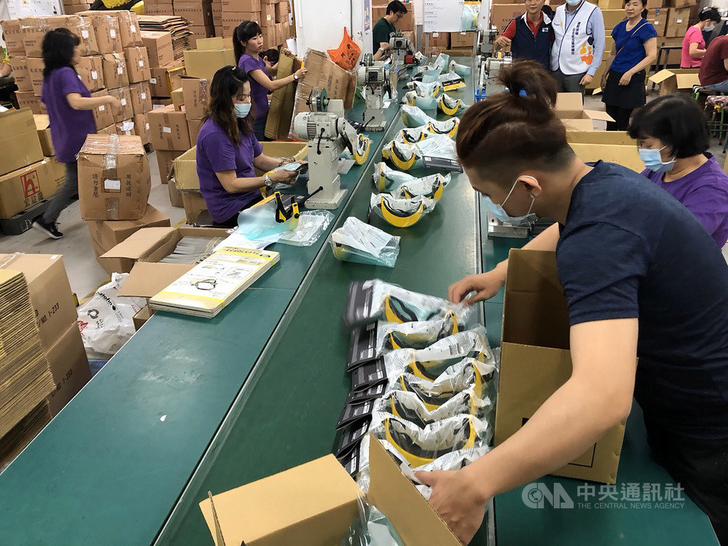 台北北區扶輪社對日本武漢肺炎疫情擴大感到憂心，決定捐防護面罩給日本，協助日本醫護抗疫。台灣廠商正努力趕工，預計下週首批可運抵東京。（台北北區扶輪社社長曹志仁提供）中央社記者楊明珠東京傳真　109年4月21日