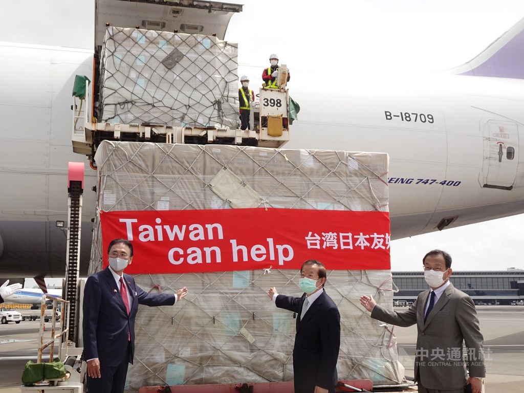 日本武漢肺炎疫情嚴峻，台灣政府決定捐贈200萬片口罩幫助日本，載運這批口罩的華航貨機21日上午抵達東京成田機場（千葉縣）時感動人心。日本政府發言人菅義偉在東京的記者會上致謝。中央社記者楊明珠千葉攝　109年4月21日