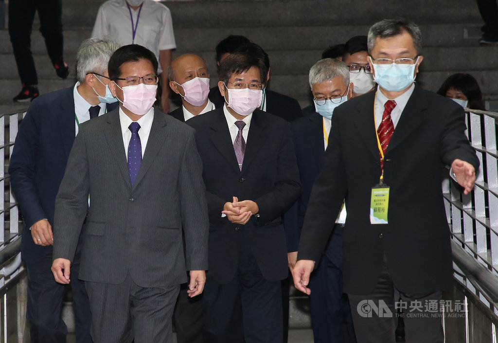 台北科技大學、台北捷運公司等單位21日上午舉行智慧鐵道產業人才學院成立啟動儀式,教育部長潘文忠(前左2)、交通部長林佳龍(前左1)出席。中央社記者鄭傑文攝 109年4月21日
