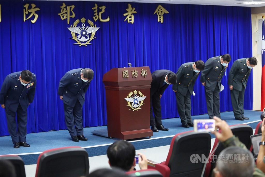 海軍敦睦艦隊防疫過程引發外界爭議,國防部長嚴德發(右4)21日晚間召開臨時記者會,指出已自請處分,針對敦睦事件造成社會不安,及部隊染疫官士兵、家屬的困擾,更親率軍方高層向社會各界鞠躬致歉,中央社記者王騰毅攝 109年4月21日