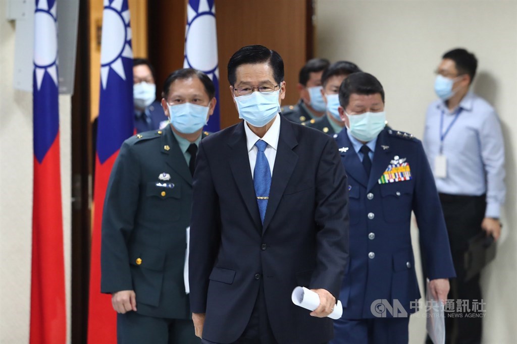 國防部21日晚間臨時召開「海軍敦睦支隊初步調查結果」記者會,公布初步調查報告內容,國防部長嚴德發(前)並指出,他已向總統蔡英文自請處分。中央社記者王騰毅攝 109年4月21日