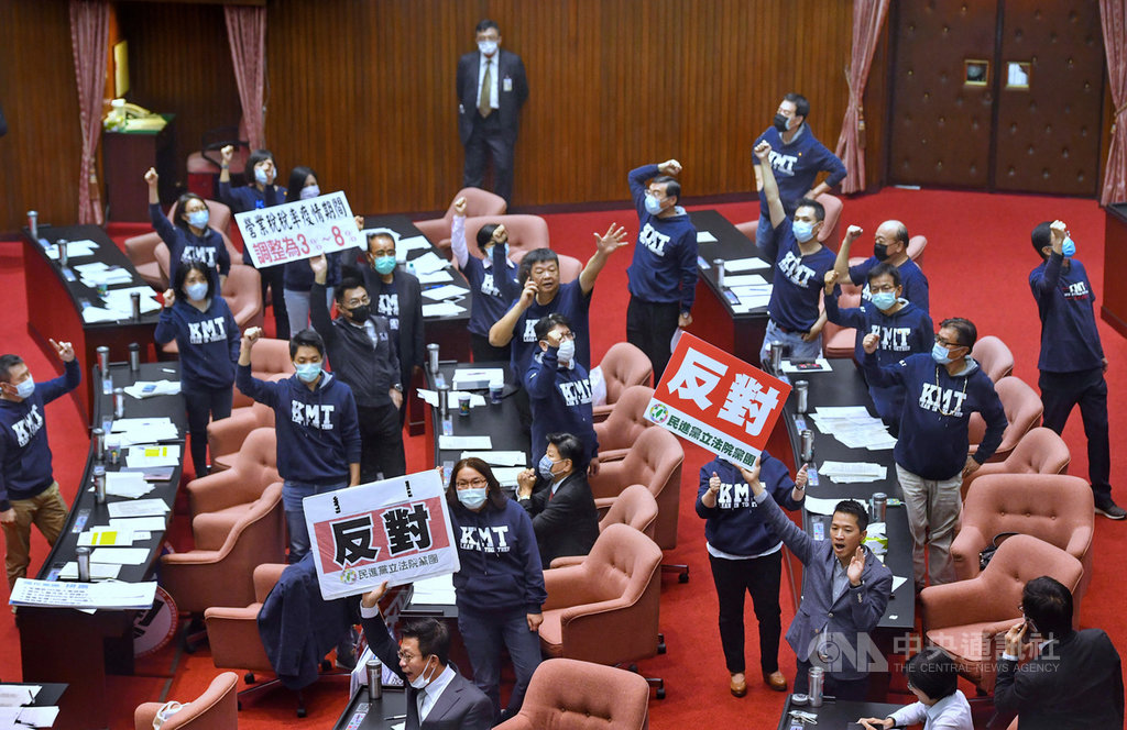 立法院會21日處理「嚴重特殊傳染性肺炎防治及紓困振興特別條例」部分條文修正草案,先進行廣泛討論,並逐條表決;各黨團立委呼口號、舉看板,表達立場。中央社記者王飛華攝 109年4月21日