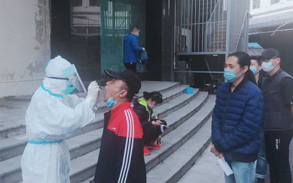 許多滯留搭乘20日湖北類包機的滯留武漢國人,在離開當地前已接受過2019冠狀病毒的核酸檢測。(受訪者提供)中央社記者沈朋達傳真 109年4月20日