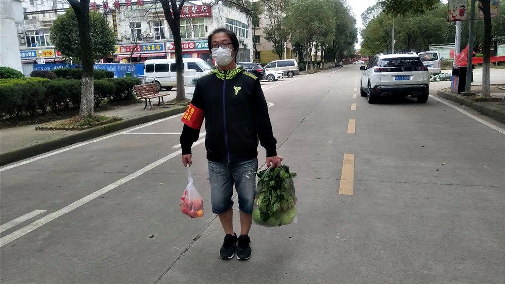 台商小趙1月底到武漢參展時,遇上封城。這段時間他和其他台商一起在當地當志工,為居民送物資。圖為小趙在武漢街頭為居民送菜。(受訪者提供)中央社記者沈朋達傳真 109年4月20日