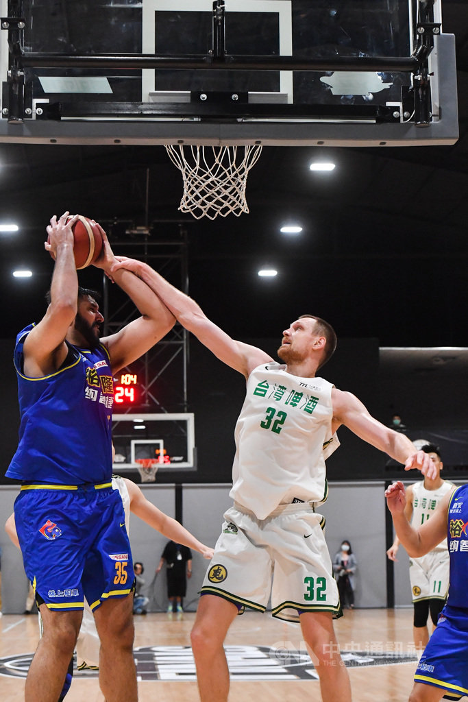 第17季超級籃球聯賽(SBL)總冠軍系列賽21日晚間點燃戰火,台啤洋將塞瑟夫(前白衣)雖拿下全隊最高19分,仍無法助隊取得勝利,終場台啤以83比88不敵裕隆納智捷,雙方在系列戰中暫時打平。中央社記者林俊耀攝 109年4月21日