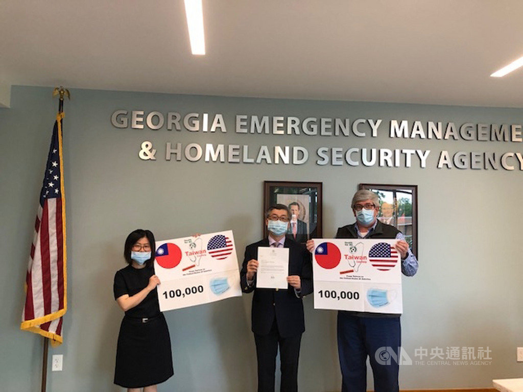 駐亞特蘭大辦事處副處長洪中明(中)當地時間21日代表政府將10萬片醫療口罩致贈喬治亞州,由該州緊急管理及國土安全局副主任道森(右)代表接受。(亞特蘭大辦事處提供)中央社記者江今葉華盛頓傳真 109年4月22日