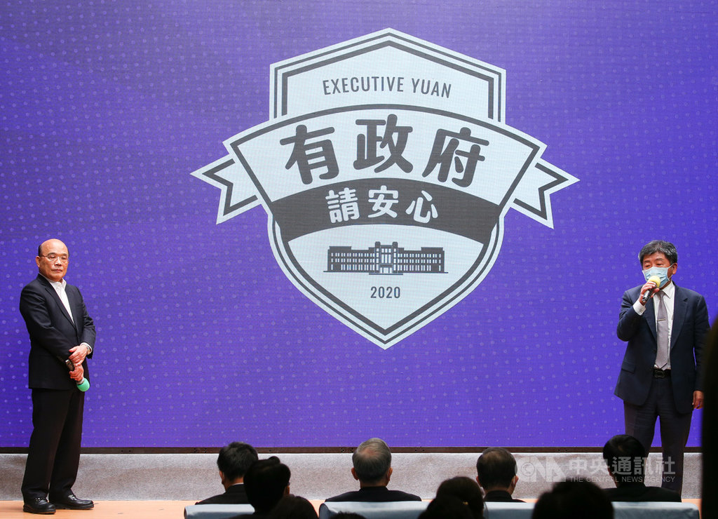 敦睦艦隊疫情讓外界關心是否會需要封城,中央流行疫情指揮中心指揮官、衛福部長陳時中(後右)22日出席行政院紓困振興進度記者會時表示,敦睦艦隊疫情屬於突發狀況,台灣離封城還非常遠。圖後左為行政院長蘇貞昌。中央社記者謝佳璋攝 109年4月22日