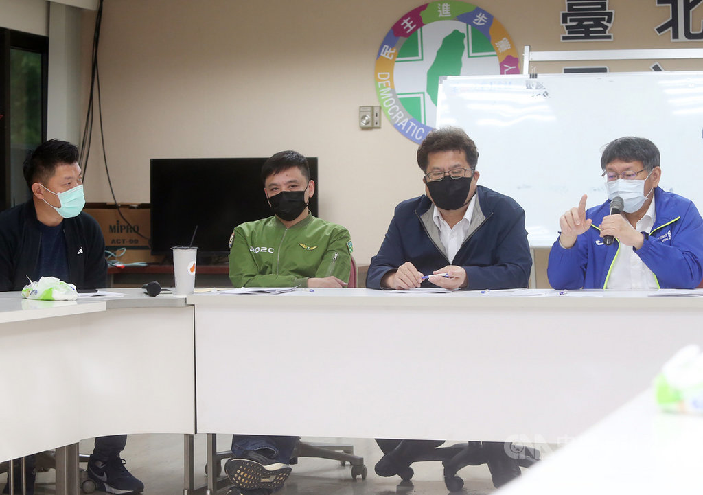 民進黨台北市議會黨團總召林世宗(右2)與同黨議員洪健益(左2)、王閔生(左)等人22日在黨團會議中,詢問台北市長柯文哲(右)口罩販賣機相關議題,柯文哲表示,口罩販賣機在北市先試辦,要擴大推廣,還要中央協助。中央社記者鄭傑文攝 109年4月22日