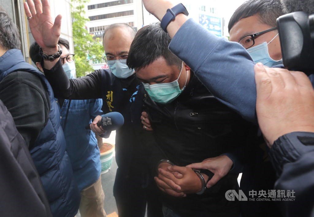 香港銅鑼灣書店前店長林榮基21日上午遭人潑漆,警方專案小組於22日凌晨在高雄市查獲曾男(右2)和鄭男兩嫌到案,上午帶回台北市警察局中山分局偵辦。中央社記者張新偉攝 109年4月22日