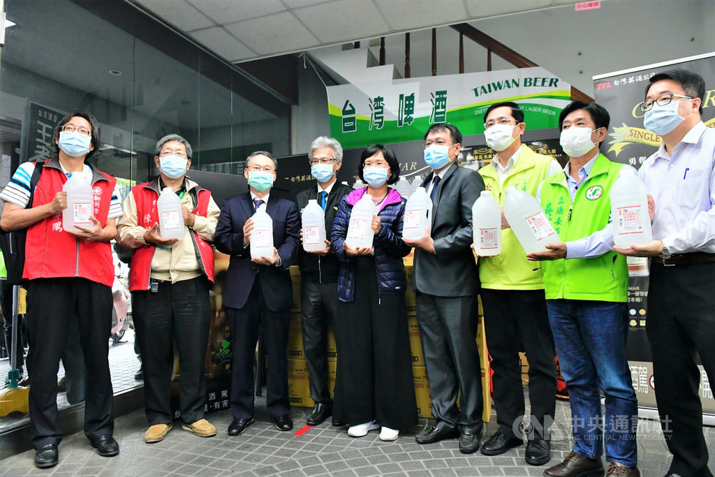 立法委員蘇巧慧(右5)22日表示,經與其他立委和台灣菸酒公司協調下推出「快速通道,診所限定」的方式,由台酒提供基層診所採購3公升裝防疫酒精做消毒使用,讓基層醫護人員更安心。(蘇巧慧辦公室提供)中央社記者王鴻國傳真 109年4月22日