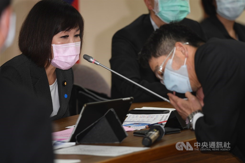 國防部22日到立法院外交及國防委員會就敦睦艦隊官兵染疫做專案報告,委員會召委、國民黨立委呂玉玲(左)透過國防部官員,與海軍敦睦艦隊支隊長陳道輝少將電話聯繫,了解事情原委。中央社記者施宗暉攝 109年4月22日