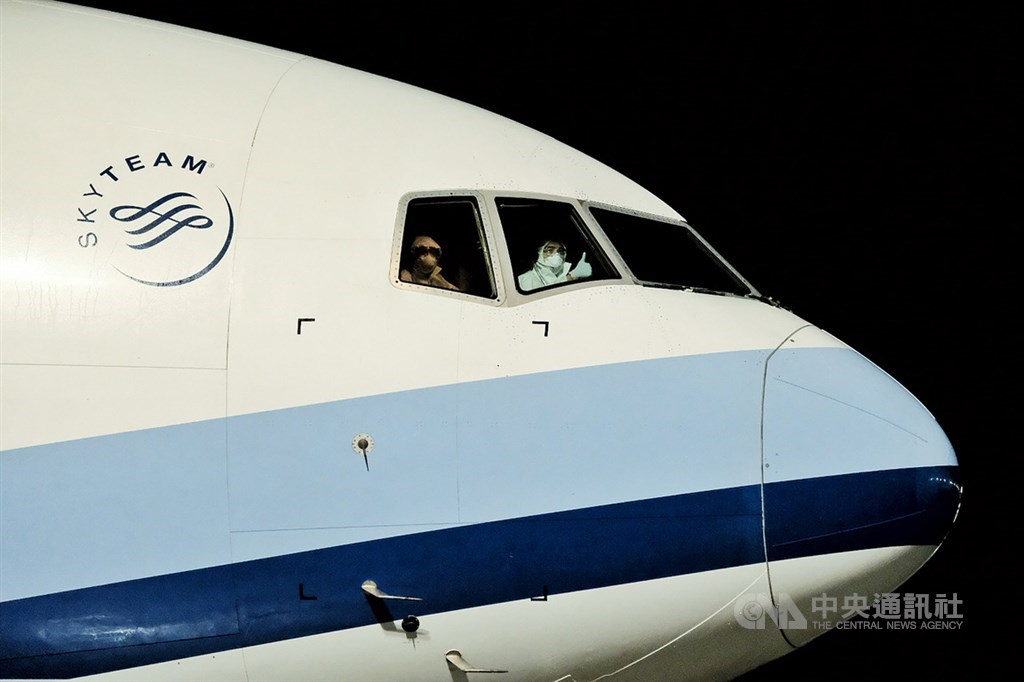 第2批第2架次湖北類包機搭載約229名台人,21日晚間9時許返抵桃園國際機場,風雨中順利完成接送任務的機師在開心之餘,頻頻向現場記者揮手致意,並用大姆指比出一個讚。中央社記者吳睿騏桃園機場攝 109年4月21日
