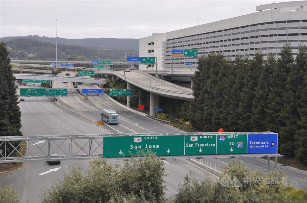 加州聖克拉拉郡21日證實，早在2月6日就有武漢肺炎首起死亡案例。圖為加州北部一處高速公路空蕩的景象，當地民眾為了自救救人、在家防疫。（中央社檔案照片）