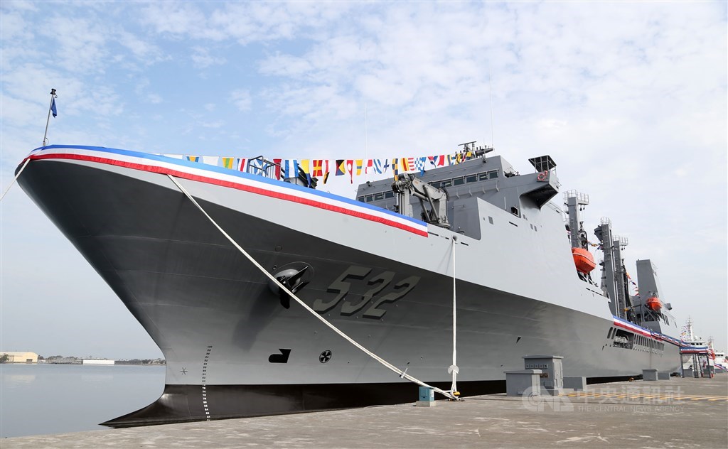 高雄市政府宣稱有敦睦艦隊官兵拒疫調,指揮官陳時中23日說,需受疫調者為確診者及極可能個案,若拒疫調者身分不符,沒有接受疫調義務。圖為敦睦艦隊磐石艦。(中央社檔案照片)